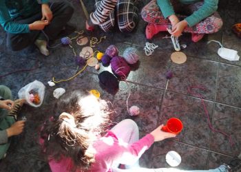 En los talleres de “educación popular” los chicos  confeccionan “regalitos” para otros niños