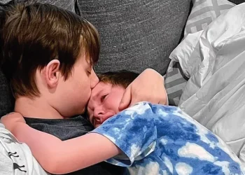 Es adolescente, padece un cáncer terminal y consoló a su hermanito: la imagen viral que conmociona al mundo