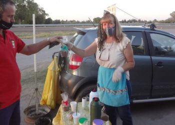Es jubilada, no llega a fin de mes y vende café sobre la ruta  en Las Catitas: “Hay que salir adelante así”