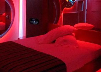 Fue a un hotel alojamiento con su amante, se infartó, y lo fue a buscar su esposa