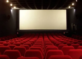 Horror en una sala de cine del país: una jubilada se descompensó en plena función, rodó por las escaleras y murió delante del público
