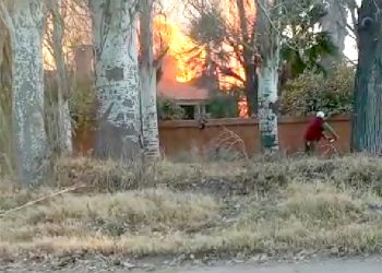 Incendio intencional afectó un quincho, una casa y quemó un transformador