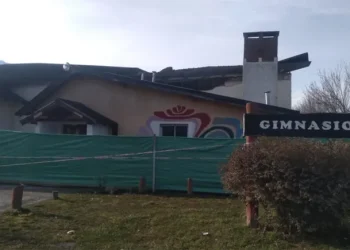 Insólito caso en Chubut: esperaba en el auto mientras sus hijos menores de edad robaban en un gimnasio