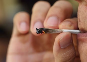 La Corte resolvió que no es delito que un preso tenga cigarrillos de marihuana para consumo personal