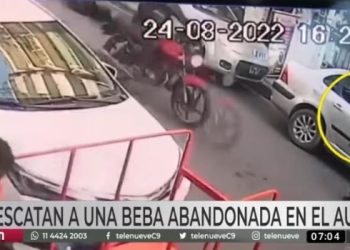 La policía rescató a una bebé encerrada en una auto mal estacionado en Buenos Aires