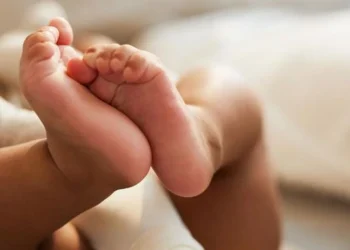 Le fracturo siete huesos a una beba de dos meses y usó una aberrante excusa: “Eran masajes”