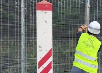 Letonia levanta una valla permanente en su frontera con Bielorrusia