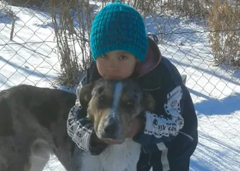 Día de la niñez:  Vive en Malargüe, tiene 7 años y todos los días camina 10 km entre el barro y la nieve para ir a la escuela