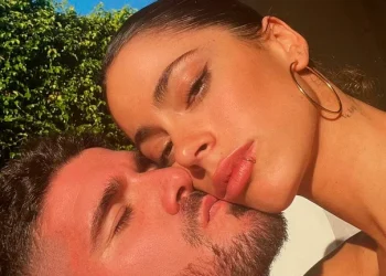 Se conoció la primera foto de Tini Stoessel junto a Francesca, la hija de Rodrigo De Paul