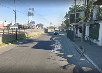 Conmoción en la provincia de Buenos Aires: Tras una pelea a la salida de un boliche, un policía murió electrocutado en las vías del tren