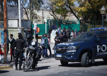Un alumno, hijo de un policía, llevó una réplica de una pistola 9 milímetros a una escuela de Ciudad Mendoza