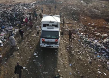 Horror: Un hombre fue aplastado por la pala hidráulica de un camión en uno de los basurales más grandes del país