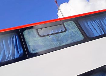 Un pasajero quedó herido  luego de recibir una piedra a bordo de un colectivo de Iselín