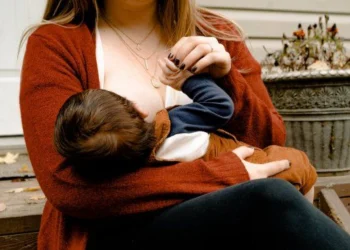 Vampiro blanco: una de las denunciantes reveló el modus operandi del hombre que compra leche materna para consumir