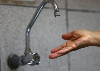 Vecinos de barrio Comiso reclaman por constantes cortes en el servicio de agua