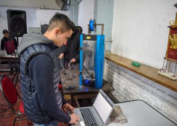 Detalles de la entrega  de una impresora 3D a la escuela Chimeno Codó