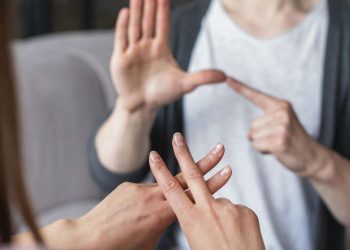 «Tus manos hablan»: un curso  de lengua de señas para ayudar a la escuela de ortofonía y sordos