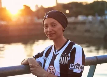 Indignación en las redes: superó un cáncer de mama pero igual le imprimieron la enfermedad en el registro para manejar