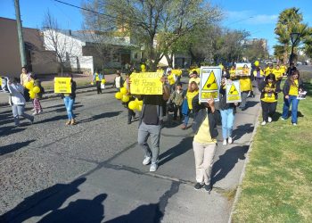 Grupo de ayuda marchó y dialogó con jóvenes  en el parque para visibilizar el flagelo del suicidio
