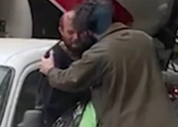 Abrazó a un indigente, el video se hizo viral y lograron encontrar a su familia: “Él no entiende cómo terminó así”