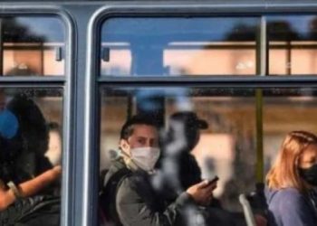 Adiós barbijo: el Gobierno nacional puso fin a su uso obligatorio en transporte público y espacios cerrados