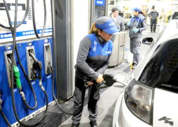 Se postergó por un mes el incremento del  impuesto de los combustibles y explican que esto en algún momento deberá recuperarse