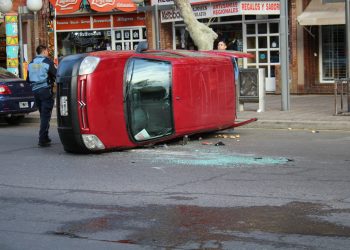 Choque y vuelco en pleno centro