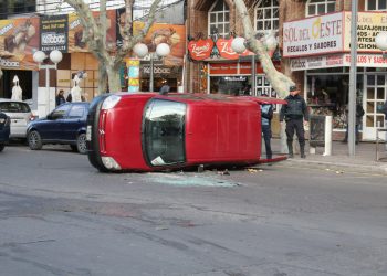 Choque y vuelco en pleno centro