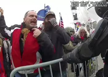 Condenaron a 10 años de cárcel a un expolicía de Nueva York por el asalto al Capitolio