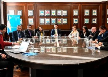 Cuatro funcionarios del Gobierno dedicaron dos horas para intentar resolver la falta de figuritas del Mundial