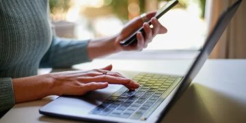 Otro golpe al bolsillo: El Gobierno autorizó dos aumentos para la telefonía, internet y televisión