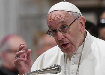 El Papa dice que la economía basada sobre el consumismo «está viviendo su última fase»
