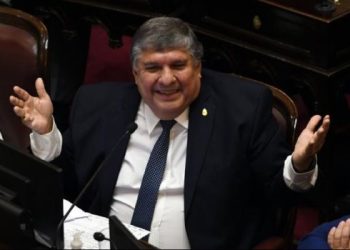 El presidente del bloque oficialista de senadores pide suspender el juicio contra Cristina para garantizar la paz social