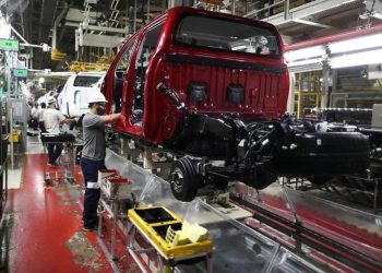 Faltante de neumáticos: Toyota también suspende la producción de vehículos