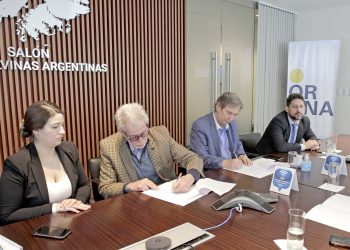 Nuevo aeropuerto: Félix firmó convenio en el que se confirman obras por más  de 4.600 millones de pesos