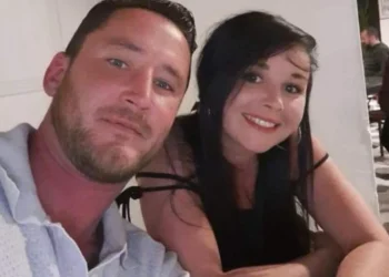 Horror en la cama elástica: quiso saltar, calculó mal, se rompió el cuello y murió en brazos de su esposa