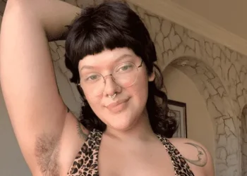 Viral: Joven gana miles de dólares al vender fotos de sus axilas sin depilar
