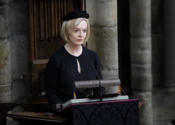 La primera ministra británica admite que la muerte de la reina plantea un «momento difícil» para su país