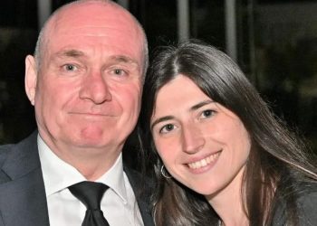 Un gesto emocionante: un inglés guardó 40 años el casco de un soldado argentino y viajó para devolvérselo a la hija