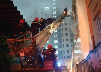 La fatalidad que conmueve al mundo: Murieron 23 y 11 están gravísimos, un bar se prendió fuego y los clientes saltaron al vacío desesperados por las llamas , otros fallecieron carbonizados