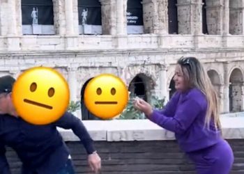 Se arrodilló para pedirle matrimonio a su novio, él se escapó corriendo y los turistas terminaron consolándola: “Le hizo un favor”