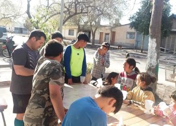 Piden colaboración: recolectan sillas para que los niños  puedan usarlas en el comedor comunitario «Madres Cocinando»