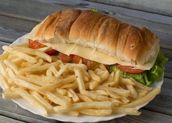 Pidió un sándwich en una casa de comidas y la respuesta la impactó: “Te lo debo porque mataron al panadero”