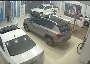 Videos: rompió un blindex en Yacopini Süd y se robó una bicicleta