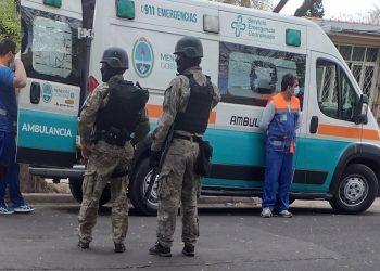 Tensión en Godoy Cruz: un hombre se atrincheró con un arma y amenazó con matar a su madre