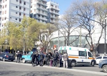 Operativo en pleno centro para trasladar a un hombre que se dio un disparo