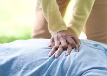 Pequeño héroe: Un nene de 11 años le hizo RCP a un jubilado que se había desvanecido y le salvó la vida