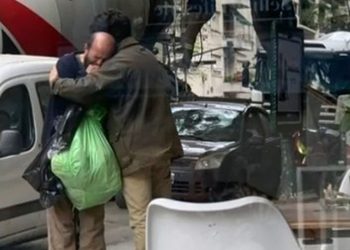 “No me abraces porque tengo olor”: un joven ayudó a un indigente, lo contuvo y emocionó a todos