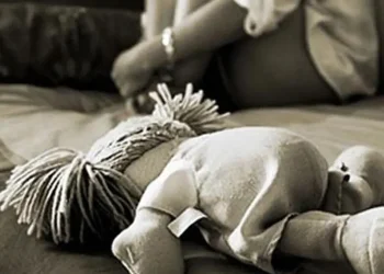 Abusó del hijastro de 20 meses y le provocó tantas lesiones que lo mató: «Lloraba mucho»