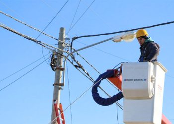 Importante acuerdo para el uso de postes de luz por parte de los  proveedores de internet para aumentar la conectividad